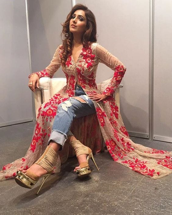 niti mohan kurti styled with jeans and high heels - Theunstitchd Women's  Fashion Blog