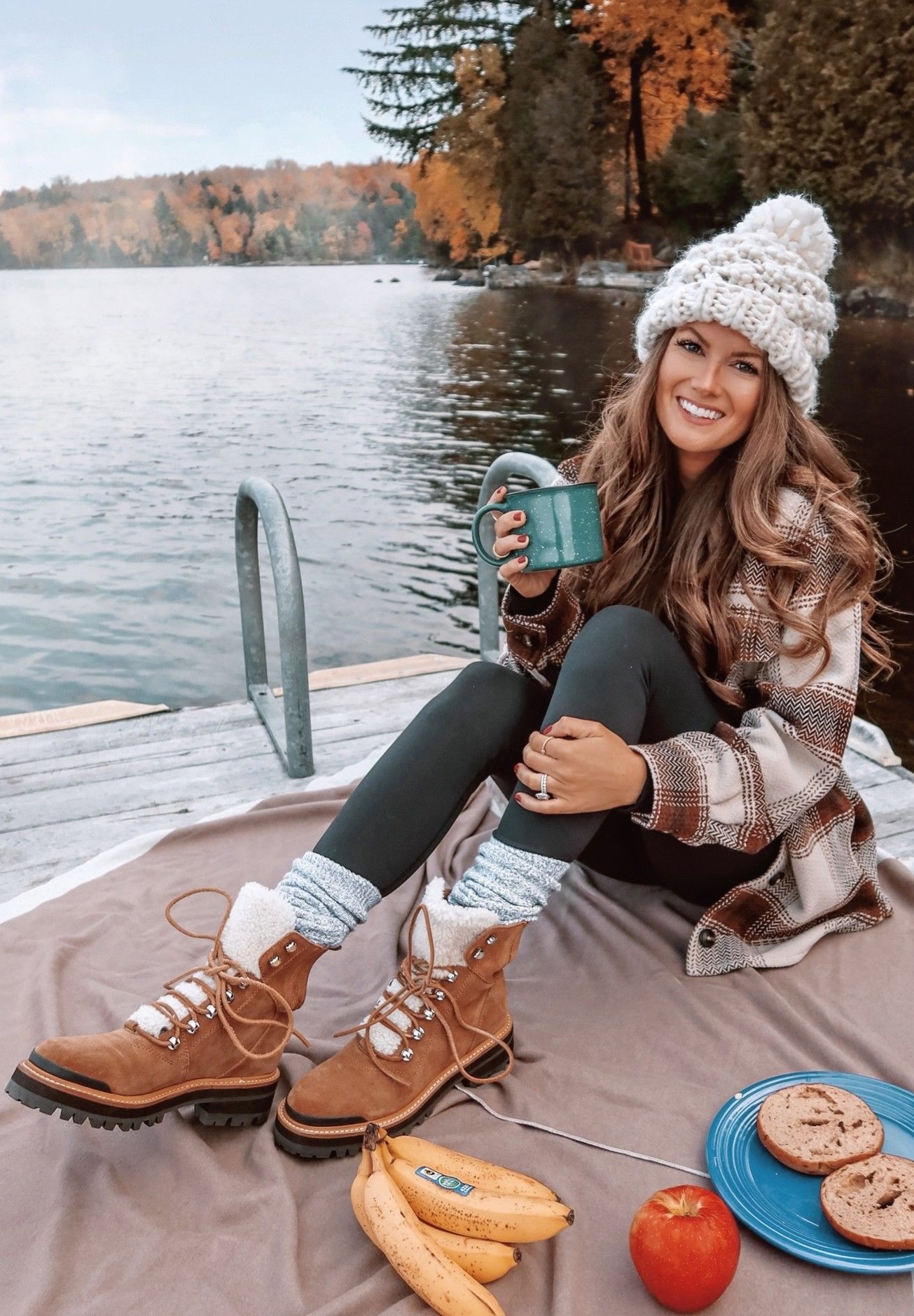 Moisture-Wicking Socks for winter hiking outfit - Theunstitchd Women's  Fashion Blog, image size:1305x1879