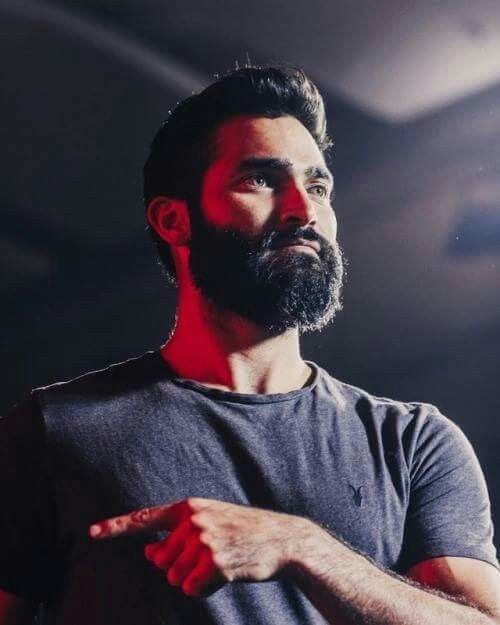 tyler hoechlin full cheek and round chin