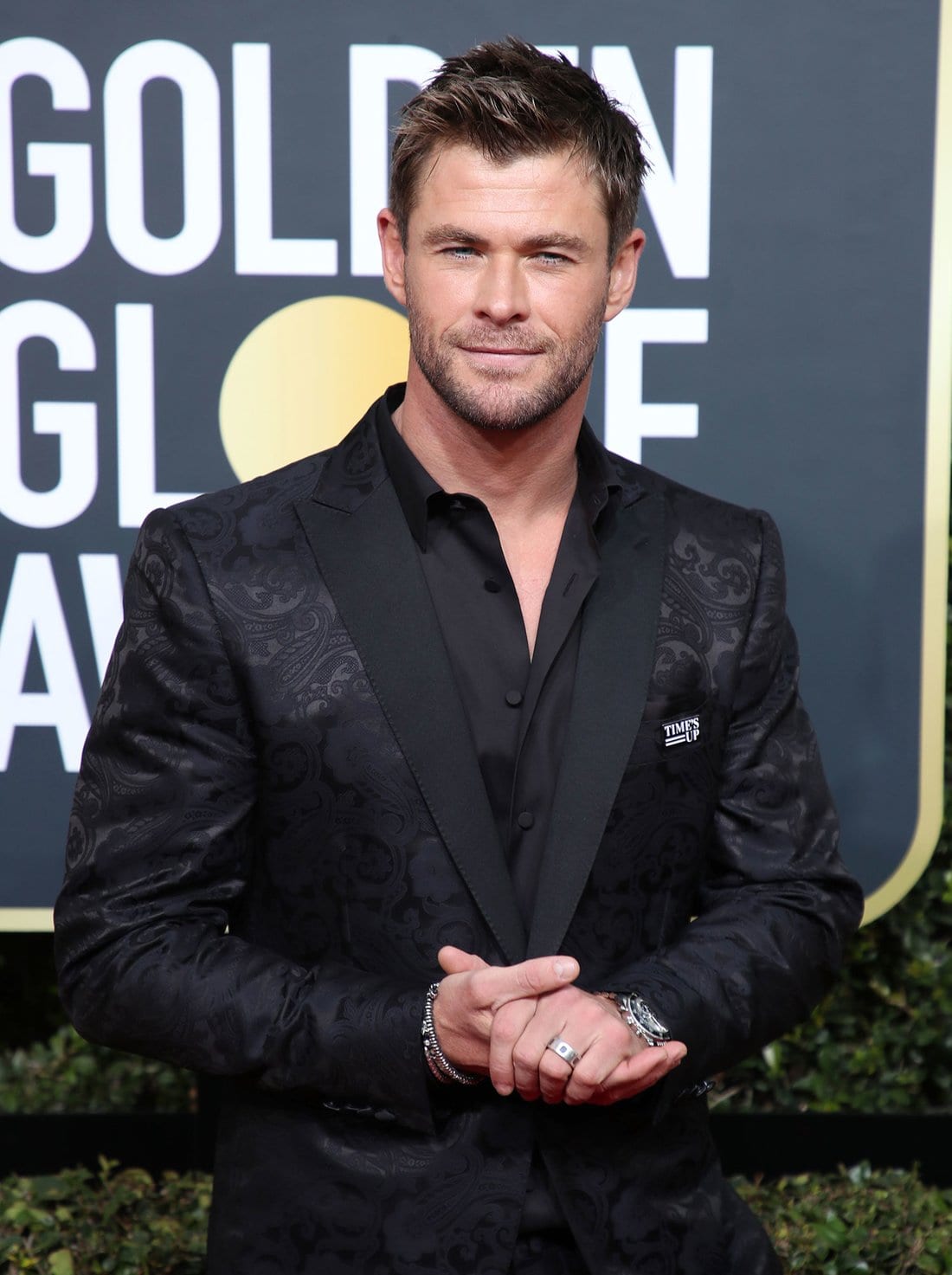 chris hemsworth black suit golden globes 2018