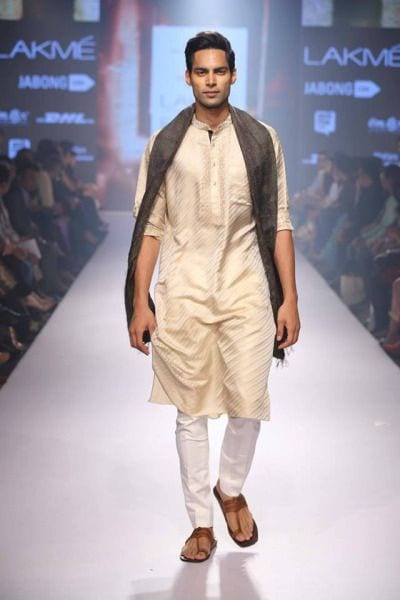 style kurta pajama outfit kolhapuri chappal