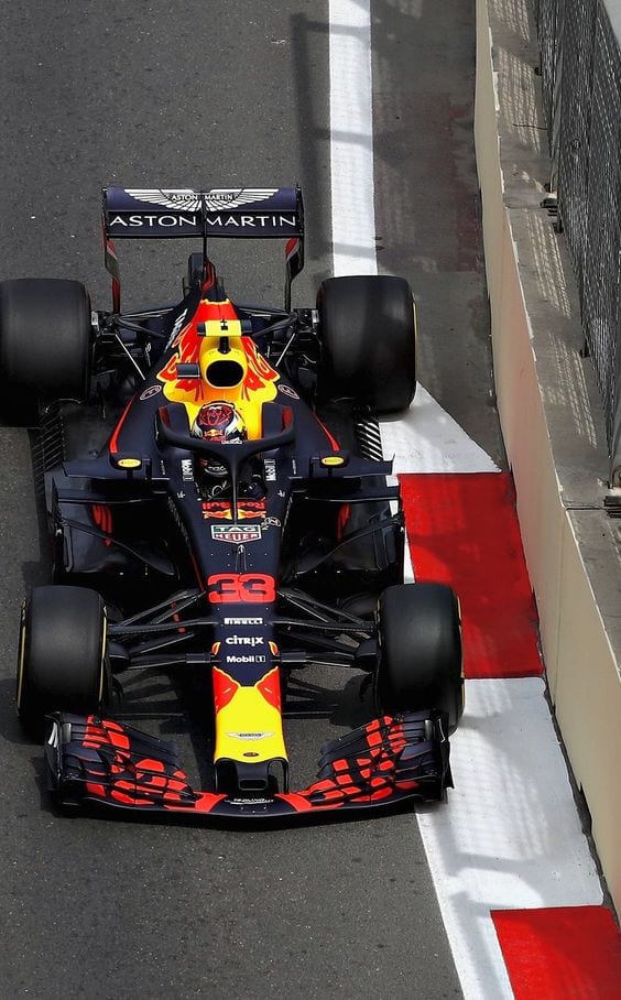 F1 CAR ASTON MARTIN ON TRACK