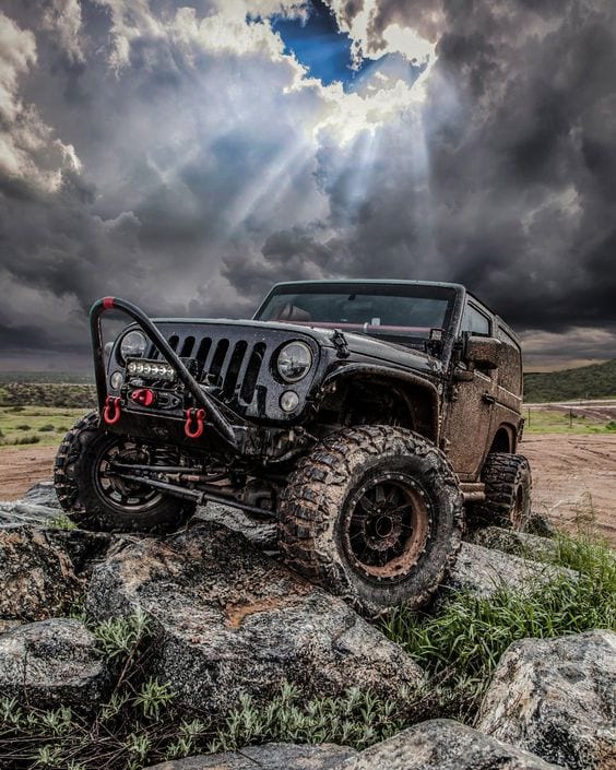 JEEP BLACK OFF ROAD ON THE ROCKS