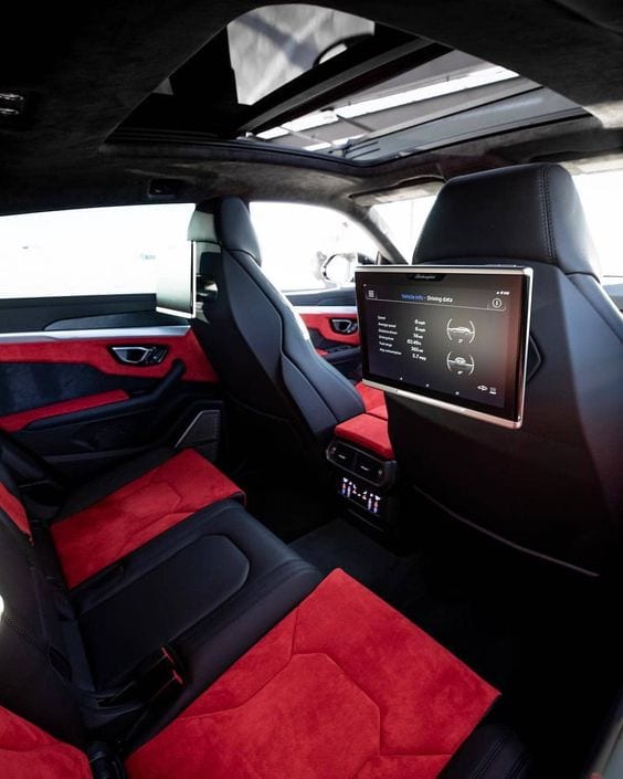 LAMBORGHINI URUS INTERIOR