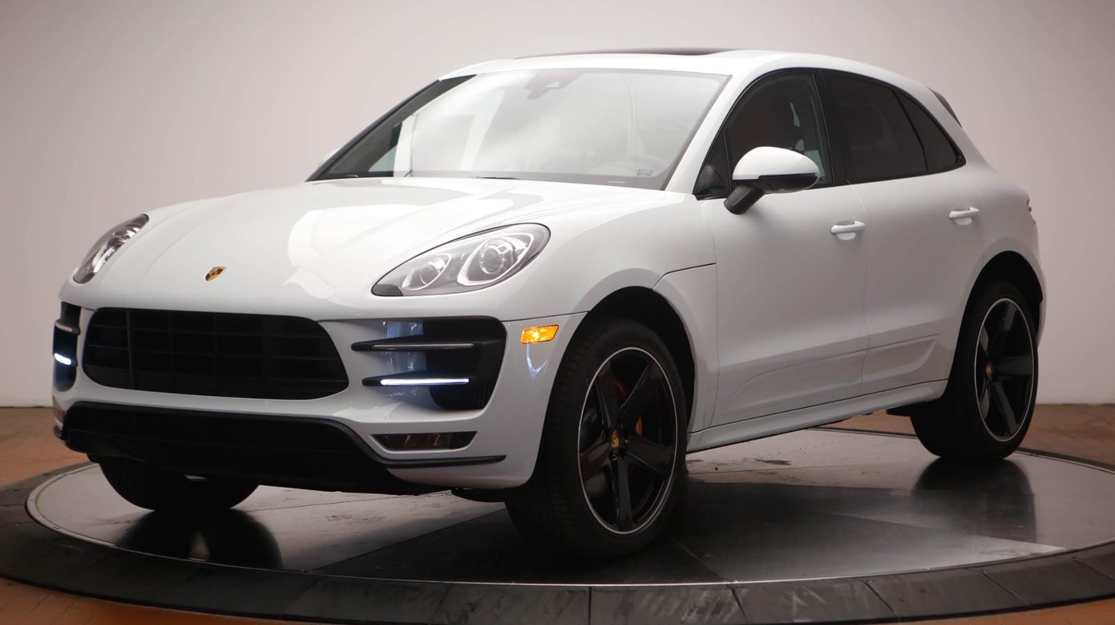 PORSCHE MACAN TOURBO WHITE