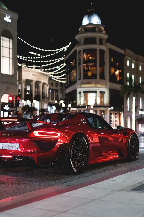 Porsche 918 spyder RED IN CITY