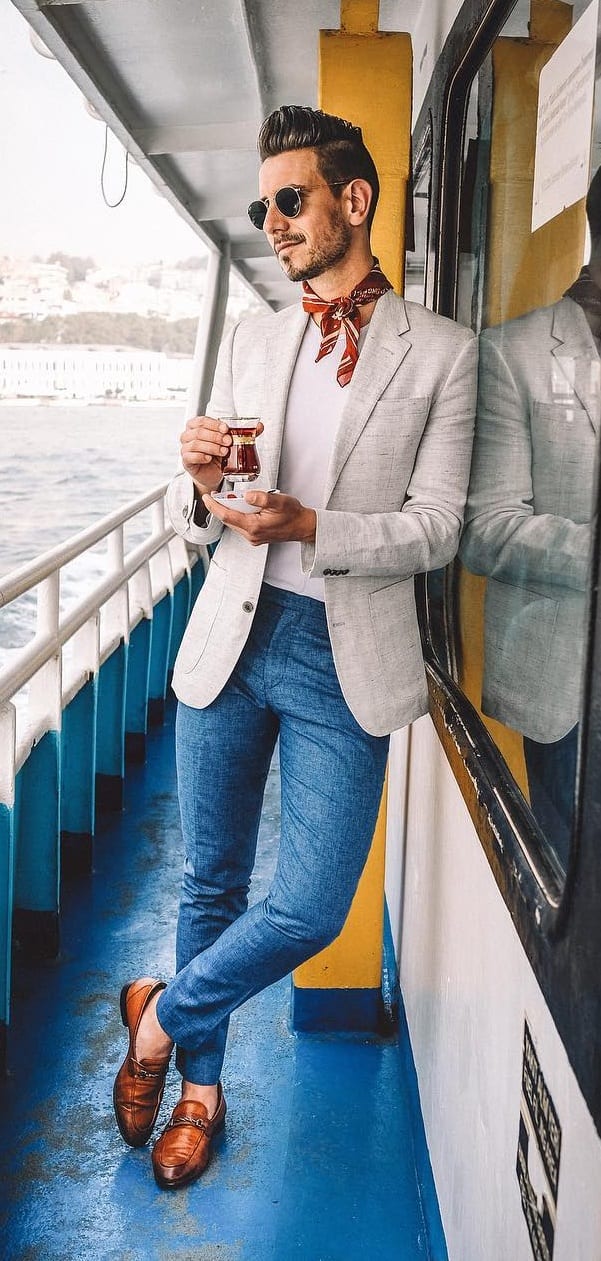 Linen jacket blue jeans white t-shirt for yacht party