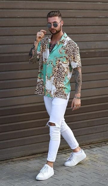 Printed Shirt-White Ripped Pants-Sneakers-Casual Outfit