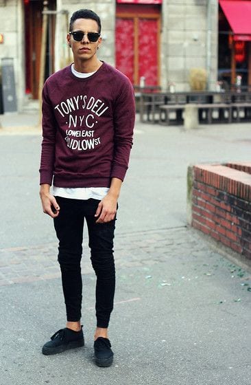 Maroon-Sweatshirt-with-Black-sneakers-Tshirt-inside-1