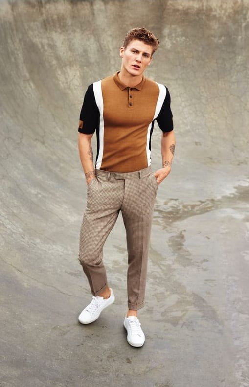 polo shirt with beige trousers and white sneakers Best Fashion