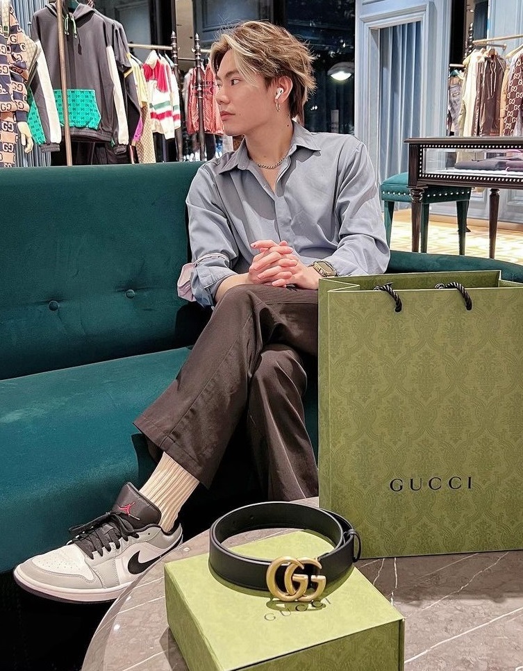 shirt with chinos and sneakers with a Gucci belt kept above the box, being a must-have product to own